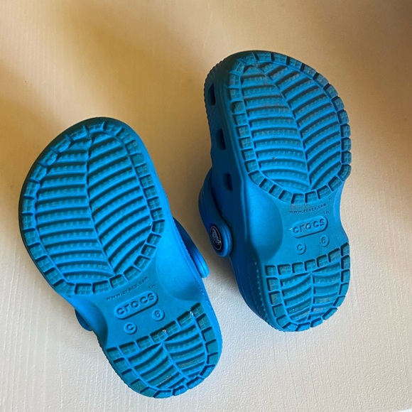 Little kids blue crocs - Picture 3 of 5